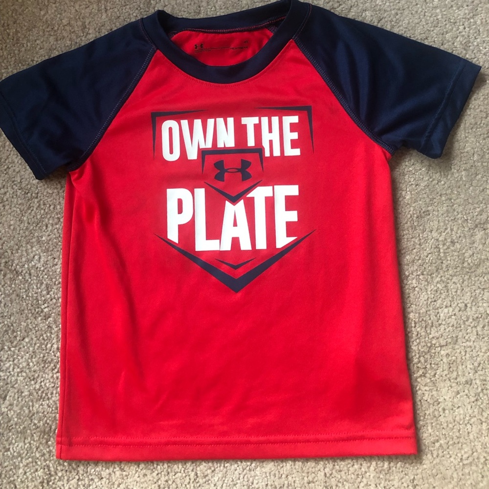 Under armor boys shirt.
